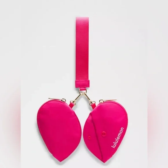 LULU LEMON DUAL POUCH WRISTLET HEART 🩷 - Picture 3 of 6